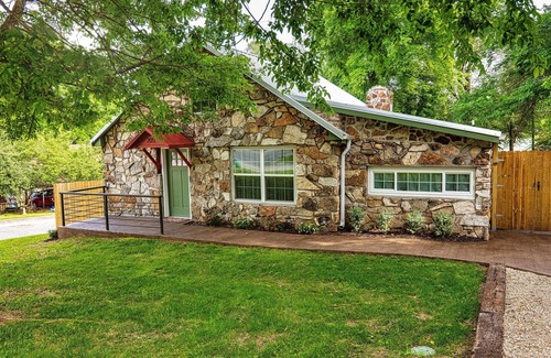 Thayer House | Elegant Native Stone Home near Spring River