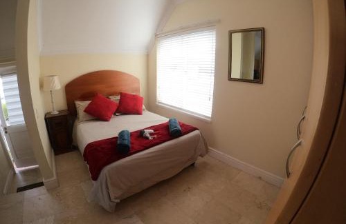 Waterfront Apartment | Elegant Quays Waterfront One Bedroom Apartment