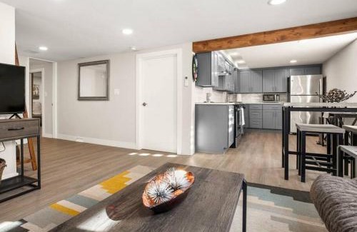 Richmond Apartment | Elegant Richmond Gem nestled up to Hawthorne Blvd.