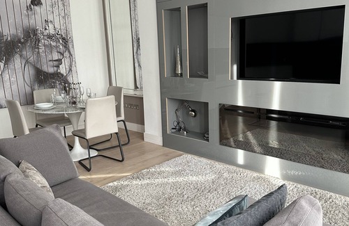 Sands End Apartment | Elegant Riverside Haven-Private entrance,Gym.