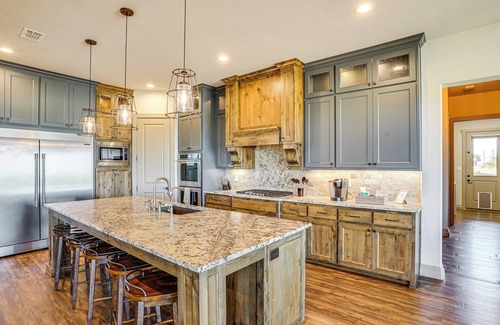 Rosston House | Elegant 'Sunset Meadow Ranch' in Texas w/Hot Tub