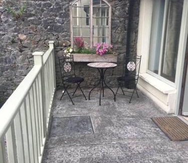 Birr House | Elegant Townhouse steps from historic Birr Castle