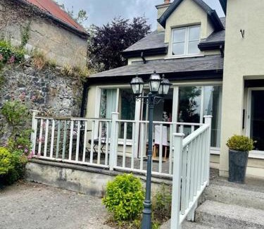 Birr House | Elegant Townhouse steps from historic Birr Castle