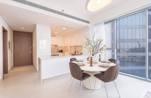 Al Safa Apartment | Elegant unit in Al Wasl sleeps 4 with Canal Views