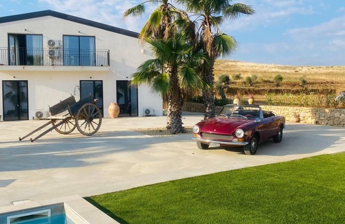 Caltagirone Villa | Elegant villa in Sicily with luxurious rooms, pool and event facilities