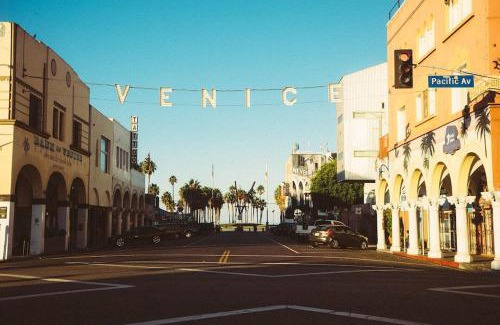 Venice House | Elegant White Cottage, Venice Beach, California