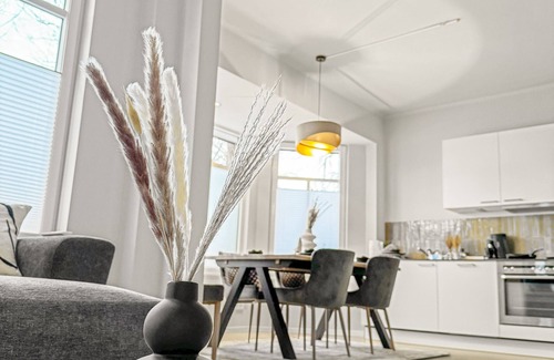 Ahrensburg Apartment | Elegant Wohnen: Zentral, Hamburg & Ostsee in 30min + Terrasse & Kostenlos Parken