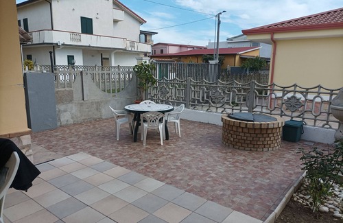 Botricello Apartment | Elegante Appartamento al Piano Terra, su una