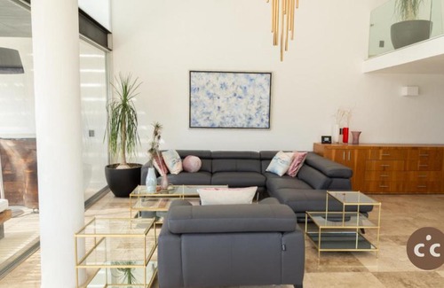 El Santuario House | Elegante y Moderna Casa Vista al Lago y Alberca