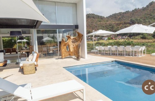 El Santuario House | Elegante y Moderna Casa Vista al Lago y Alberca