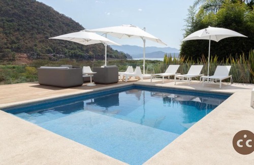 El Santuario House | Elegante y Moderna Casa Vista al Lago y Alberca