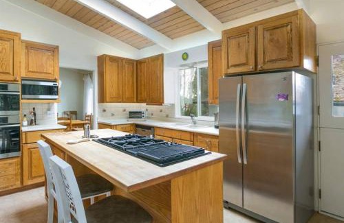 North Vancouver House | Elevated Living - Stylish West Coast Contemporary Home