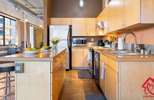 Raynolds Addition Apartment | Elevated Route 66 ABQ Penthouse- An Irvie Home