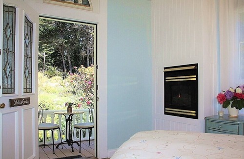 Elk Bed & Breakfast | Elk Cove Inn & Spa Garden View Pet Friendly sleep 2 only