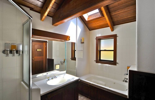 Elk Bed & Breakfast | Elk Cove Inn & Spa Jacuzzi Pet Friendly sleeps4 Champaign B fast Ocean View