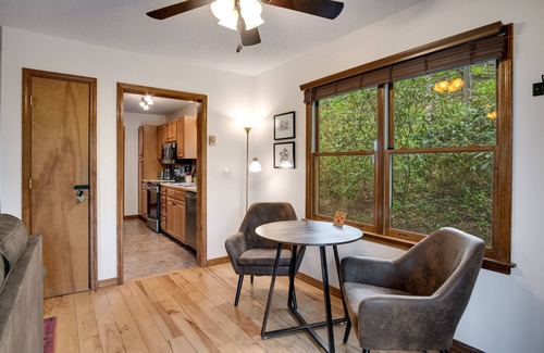 Cranberry Falls Cabin | Elk Ridge Peaceful Getaway 7 min to Blue Ridge Pkw