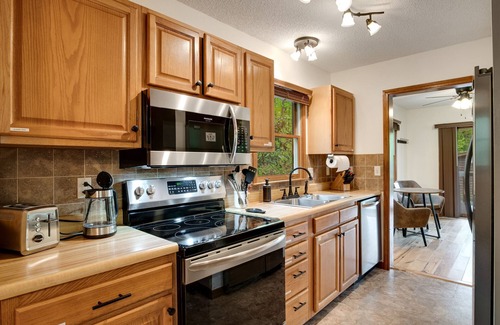 Cranberry Falls Cabin | Elk Ridge Peaceful Getaway 7 min to Blue Ridge Pkw
