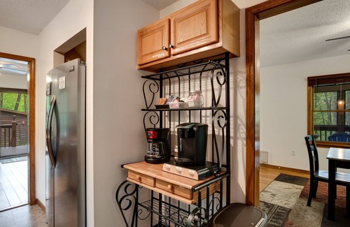 Cranberry Falls Cabin | Elk Ridge Peaceful Getaway 7 min to Blue Ridge Pkw
