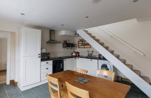 Welton House | Elm House Cottage: Charming Country Cottage with Log Burner