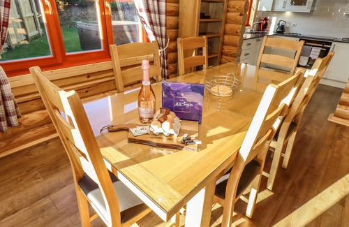 Castle Bytham Cottage | ELM LODGE, family friendly, with pool in Greetham, Rutland