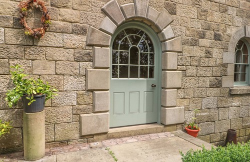 Longnor Apartment | ELMWOOD, romantic, luxury holiday cottage, with a garden in Longnor