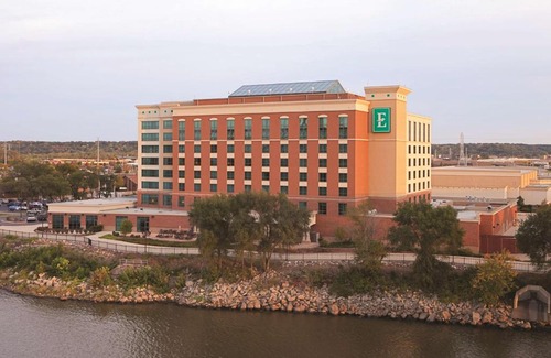 Peoria Hotel | Embassy Suites East Peoria Hotel and Riverfront Conference Center
