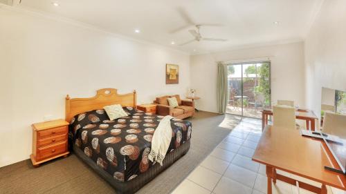 Emerald Hotel | Emerald Gardens Motel & Apartments