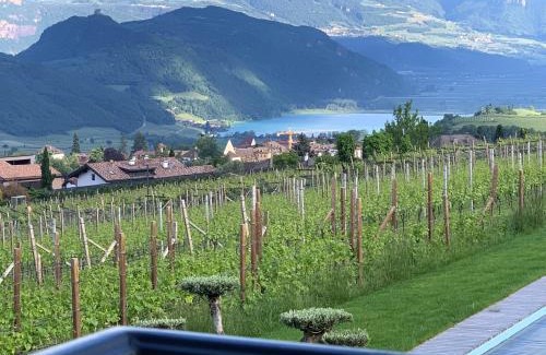 Caldaro Sulla Strada del Vino Apartment | Emily Elisa Traum Ferienwohnung mit atemberaubenden Seeblick