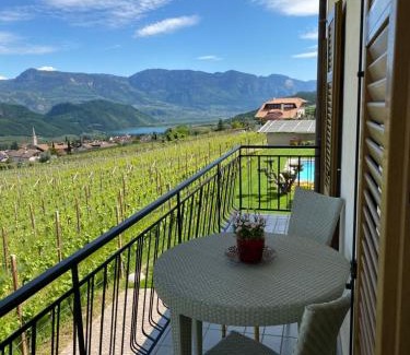 Caldaro Sulla Strada del Vino Apartment | Emily Elisa Traum Ferienwohnung mit atemberaubenden Seeblick