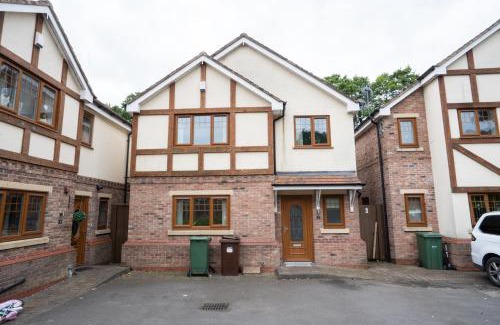 Marston Green House | Emirates House, Luxe 5 Bed, with King sized Beds, next to Aiport & NEC, JLR 5 mins