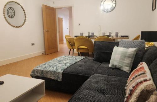 Marston Green House | Emirates House, Luxe 5 Bed, with King sized Beds, next to Aiport & NEC, JLR 5 mins