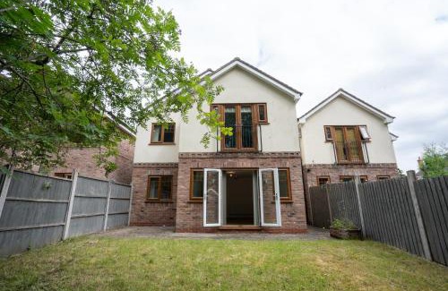 Marston Green House | Emirates House, Luxe 5 Bed, with King sized Beds, next to Aiport & NEC, JLR 5 mins