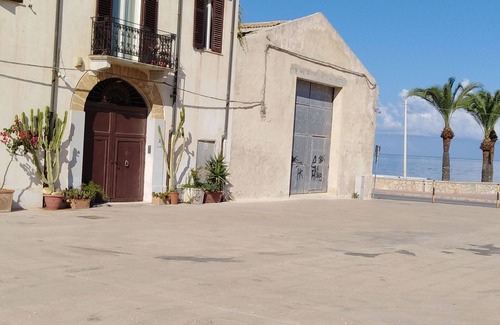 Marsala Villa | Enchanting 19th century Baglio with garden 15 meters from the sea Baglio Paola 1
