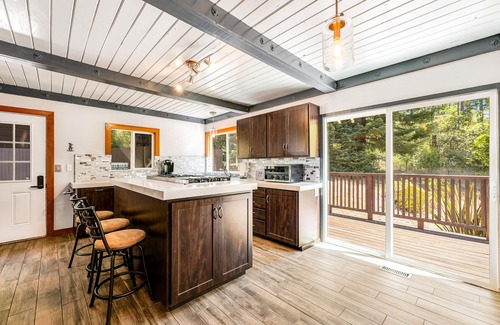 Gualala Cabin | Enchanting cabin with hot tub, full kitchen, & washer/dryer - dog-friendly