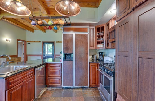 East Dorset House | Enchanting Dorset Mountain Home w/Stunning Views!