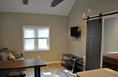 Tafton Cabin | Enchanting Lakeside One Bedroom Cabin