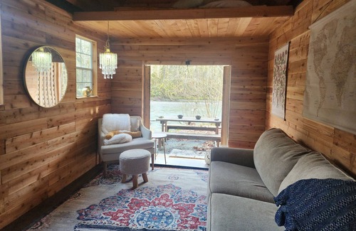Granite Falls Cabin | Enchanting studio cabin in Granite Falls! nFor the off grid nature lover.