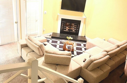 Northwest Raleigh House | Enchanting townhome with AC in vibrant Raleigh