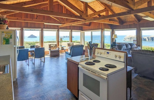 Bandon House | Endless Views: Panoramic ocean view of Face Rock Beach and Elephant Rock