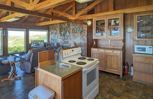 Bandon House | Endless Views: Panoramic ocean view of Face Rock Beach and Elephant Rock