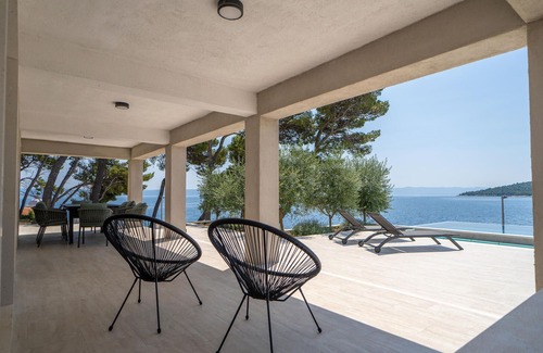 Sumartin House | Enjoy a dreamlike sea panorama in this comfortable pool holiday home.