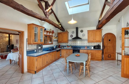 Ambares-et-Lagrave House | Enjoy a relaxing vacation in this vacation home on the lake.