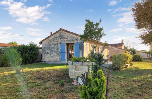 Ambares-et-Lagrave House | Enjoy a relaxing vacation in this vacation home on the lake.