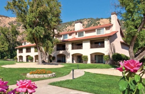 Nice Condo | Enjoy Clear Lake with the family in this resort 2BD condo with resort boat dock