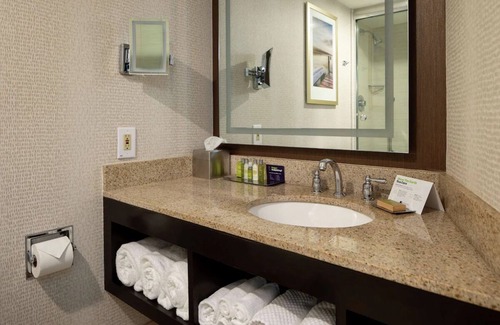 South Portland Hotel | Enjoy Downtown Proximity: Free Airport Shuttle for Your Convenience