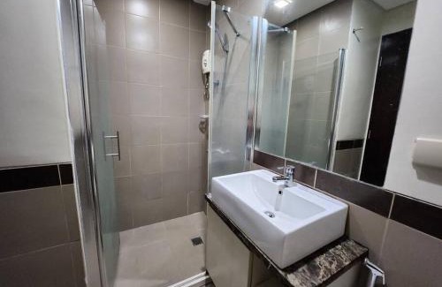 Ermita Night District Apartment | Enjoy Manila Bay Sunset & Skyline 1BR w/balcony