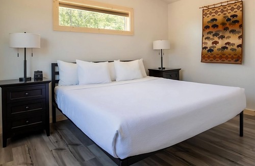 Boardman Hotel | Enjoy Stunning Views Across the Columbia River! 3 Relaxing Cabins, Outdoor Pool