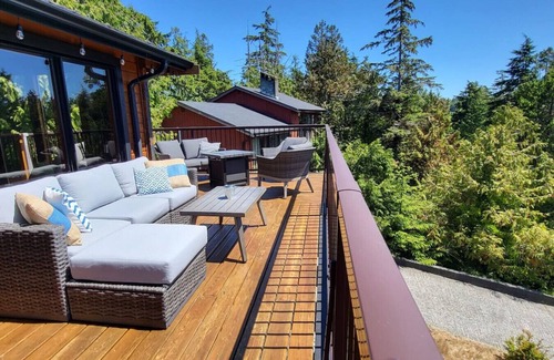 Ucluelet House | Enjoy the West Coast @ the Cedar Rock Home