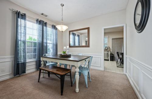 Woodstock House | Enjoy This Amazing Home With Porch & Grill Near DT