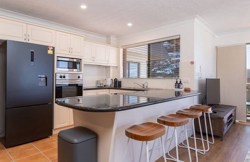 Tuncurry Apartment | Enjoy this relaxed hamptons inspired coastal getaway located in the heart of Tuncurry village.